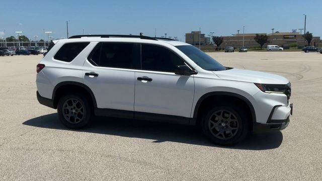 Used 2025 Honda Pilot TrailSport image 2