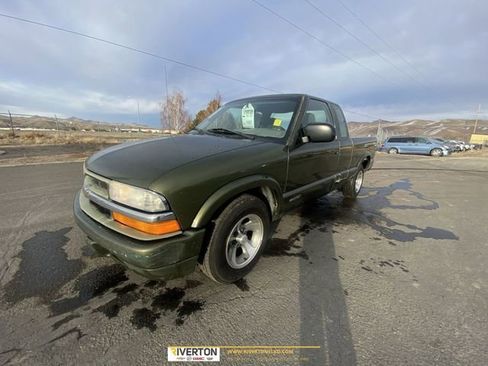 Used 2001 Chevrolet S10 Pickup LS w/ Preferred Equipment Group image 1