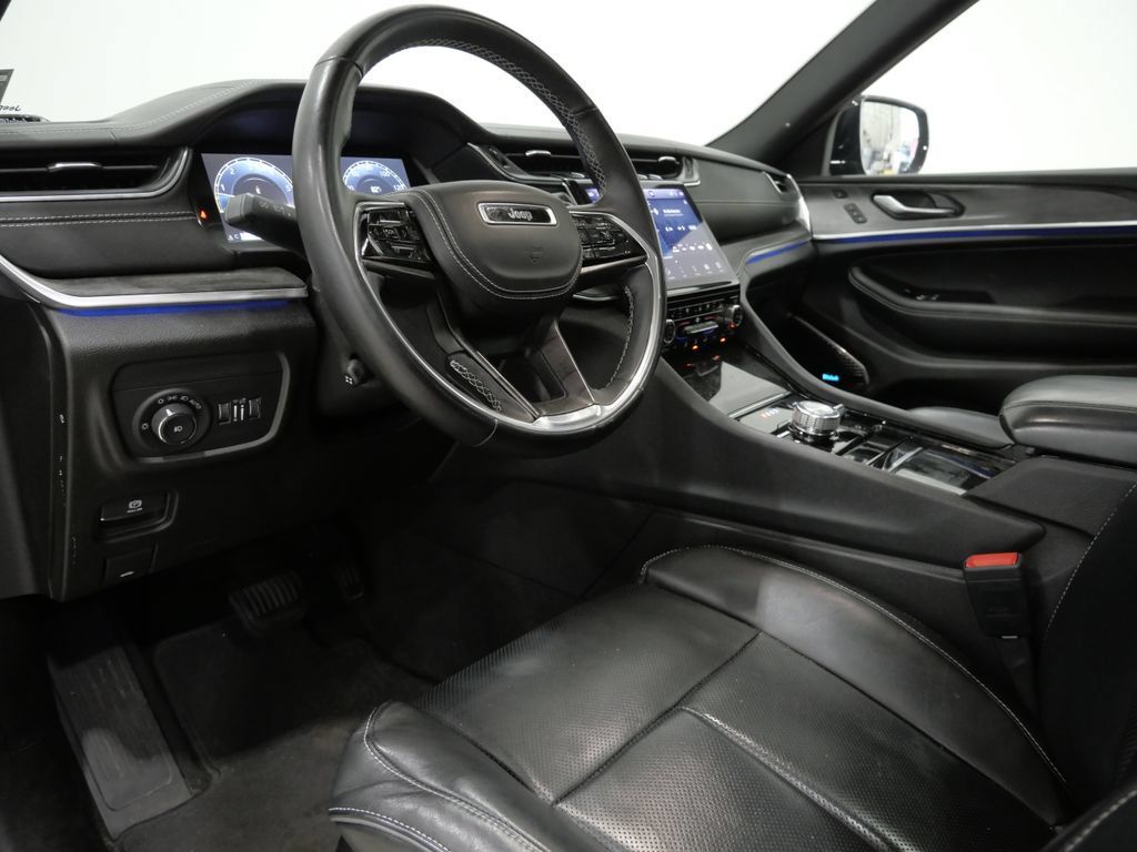 Used 2022 Jeep Grand Cherokee Overland w/ Luxury Tech Group IV AWD/4WD image 12