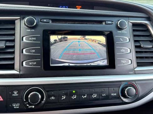 Used 2014 Toyota Highlander LE FWD image 19
