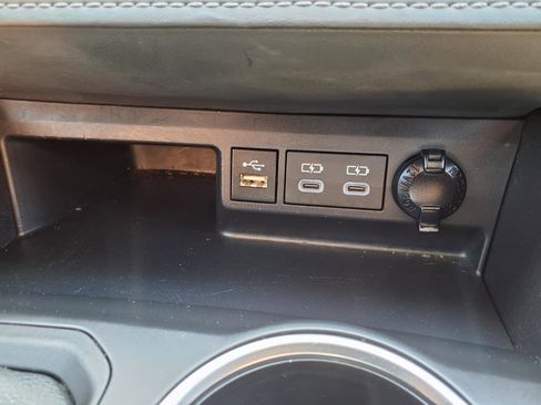 Used 2025 Toyota Highlander LE FWD image 11