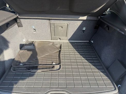 Used 2023 Volvo XC40 B5 Core w/ Convenience Package image 35