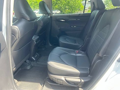 Used 2022 Toyota Highlander XLE AWD/4WD image 28