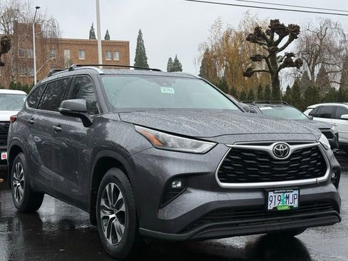 Used 2020 Toyota Highlander XLE image 7