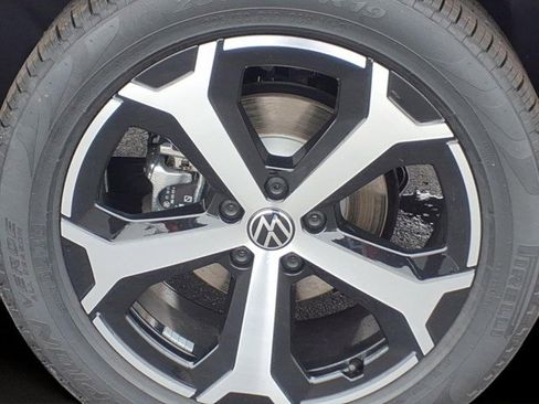 New 2026 Volkswagen Tiguan SE image 2