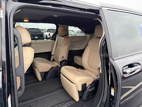 Used 2023 Toyota Sienna Limited image 27
