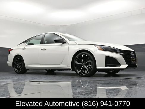 Used 2023 Nissan Altima 2.5 SR w/ SR Premium Package image 29