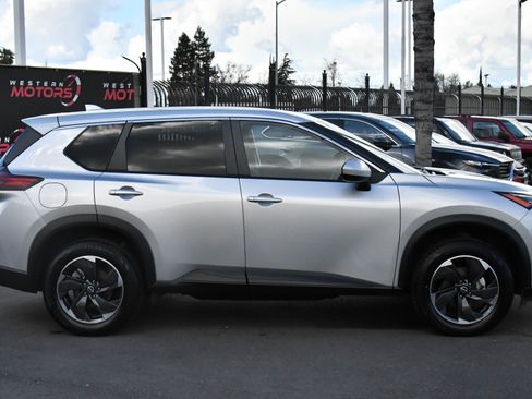 Used 2024 Nissan Rogue SV image 9