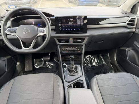 Certified 2025 Volkswagen Taos SE image 2