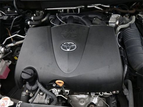 Used 2020 Toyota Highlander XLE image 26