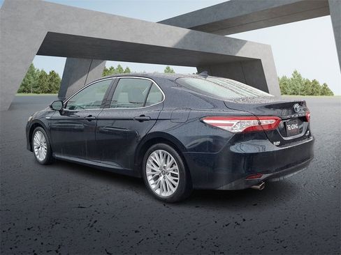 Used 2018 Toyota Camry XLE image 6