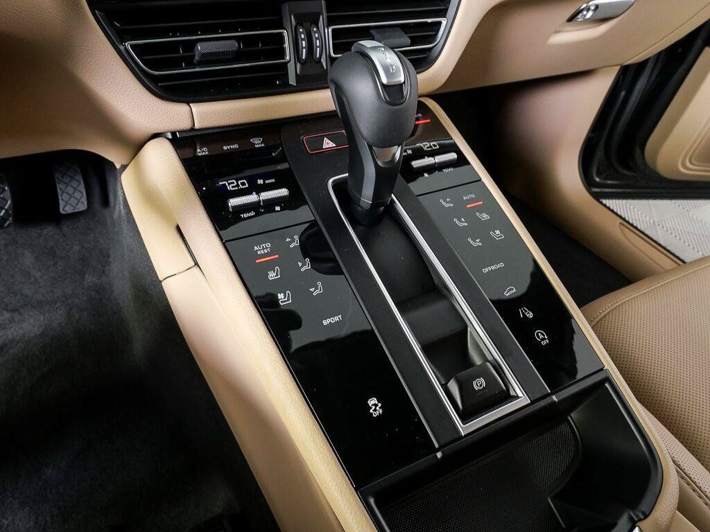 Certified 2026 Porsche Macan AWD/4WD image 17