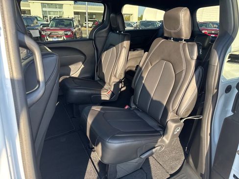 New 2026 Chrysler Pacifica Select image 24