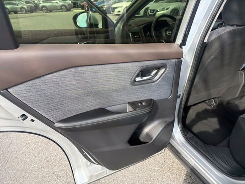 Used 2023 Nissan Rogue SV image 19