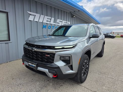 Used 2025 Chevrolet Traverse Z71 w/ Driver Confidence Package image 2