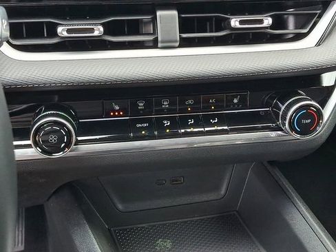 Used 2025 Chevrolet Equinox LT FWD image 11