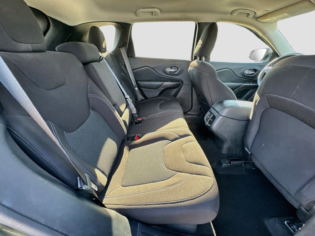 Used 2020 Jeep Cherokee Latitude FWD image 31
