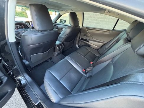 Used 2024 Lexus ES 300h w/ Premium Package FWD image 32