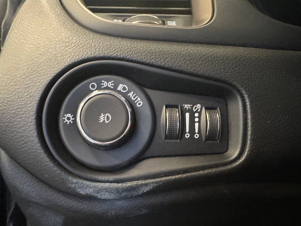 Used 2023 Jeep Renegade Latitude AWD/4WD image 18