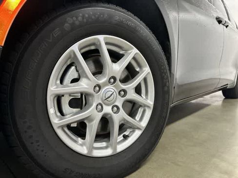 Used 2025 Chrysler Pacifica Select FWD image 28
