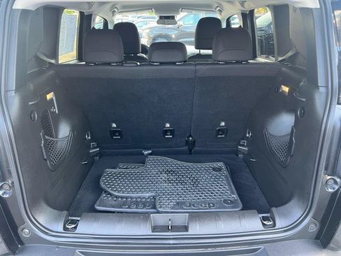 Used 2017 Jeep Renegade Altitude AWD/4WD image 9