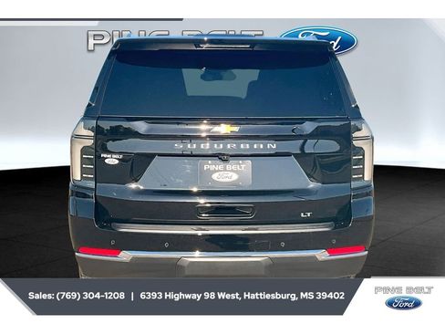 Used 2025 Chevrolet Suburban LT w/ Comfort Package RWD image 4