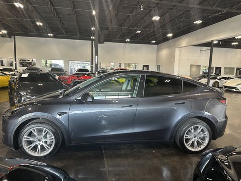 Used 2024 Tesla Model Y Long Range AWD/4WD image 3