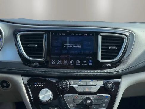 Used 2017 Chrysler Pacifica Platinum FWD image 16