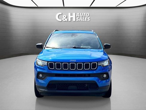 Used 2024 Jeep Compass Latitude AWD/4WD image 2