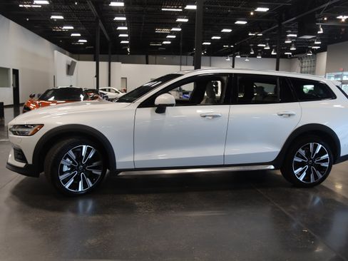 Used 2025 Volvo V60 B5 Cross Country Ultra w/ Climate Package AWD/4WD image 9
