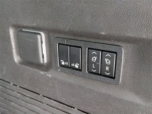 Used 2021 Chevrolet Suburban Premier w/ Premium Package image 33