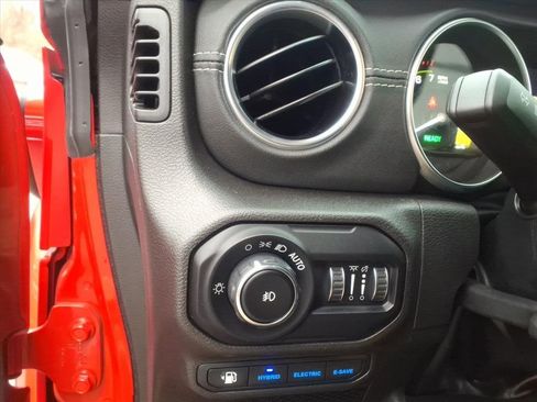 Used 2022 Jeep Wrangler Unlimited Sahara image 32