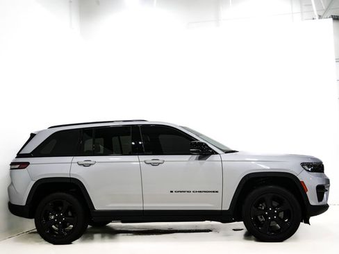Used 2023 Jeep Grand Cherokee Altitude image 5