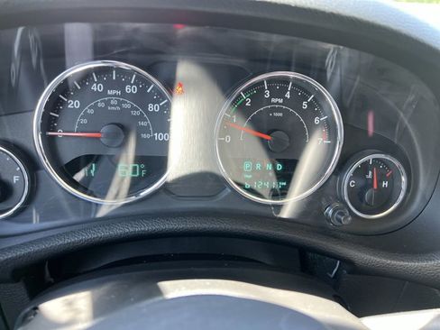 Used 2017 Jeep Wrangler Sahara AWD/4WD image 12