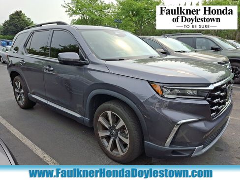 Used 2024 Honda Pilot Touring image 1