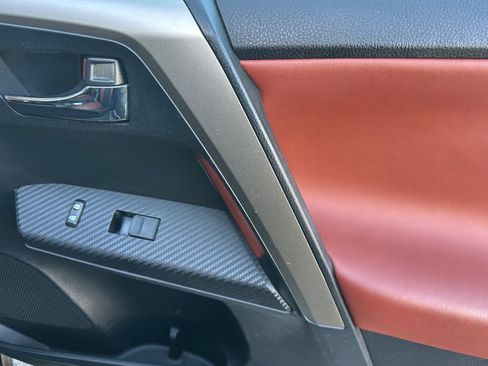 Used 2014 Toyota RAV4 Limited w/ Technology Package image 21