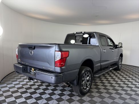 Used 2018 Nissan Titan SL w/ Chrome Package AWD/4WD image 10