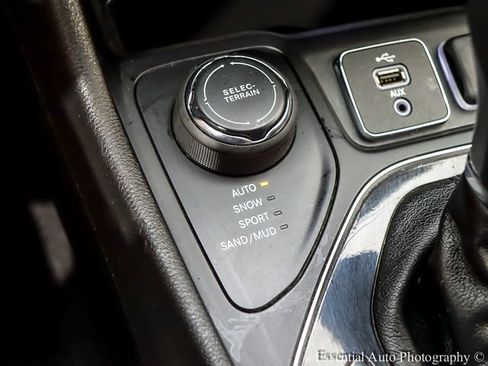Used 2019 Jeep Cherokee Limited AWD/4WD image 17