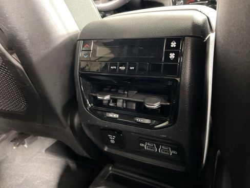 Used 2024 Jeep Grand Cherokee L Altitude AWD/4WD image 9