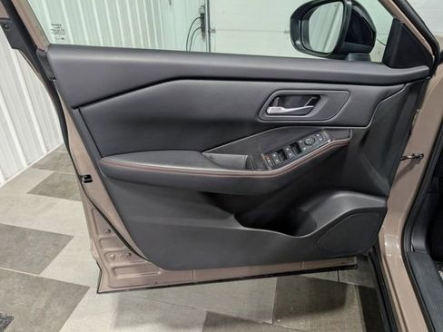 Used 2025 Nissan Rogue SV image 12