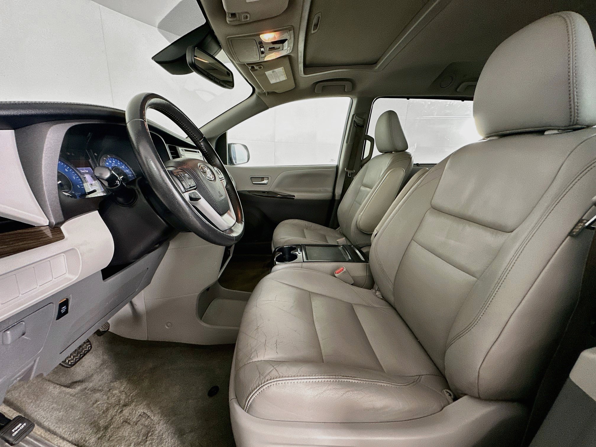 Used 2018 Toyota Sienna XLE FWD image 13