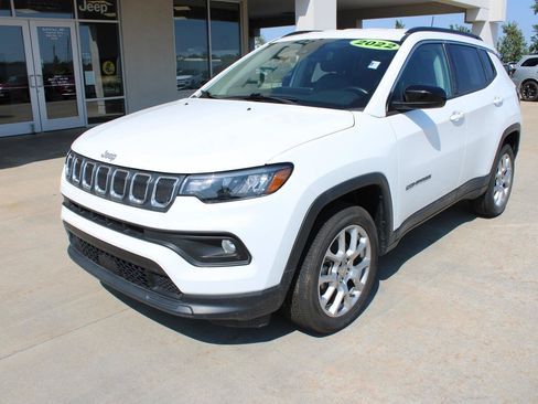 Used 2022 Jeep Compass Latitude AWD/4WD image 2