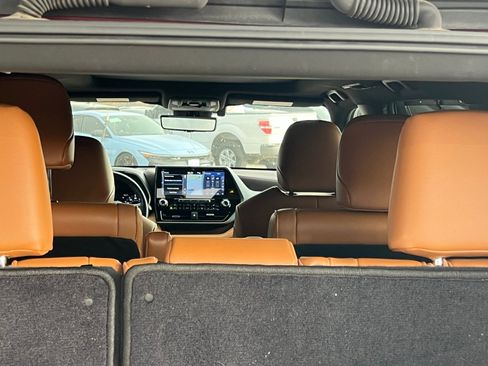 Used 2021 Toyota Highlander Platinum image 16