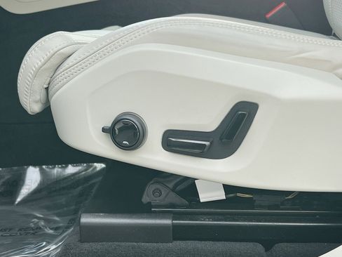 Certified 2023 Volvo XC60 B5 Ultimate w/ Climate Package image 14