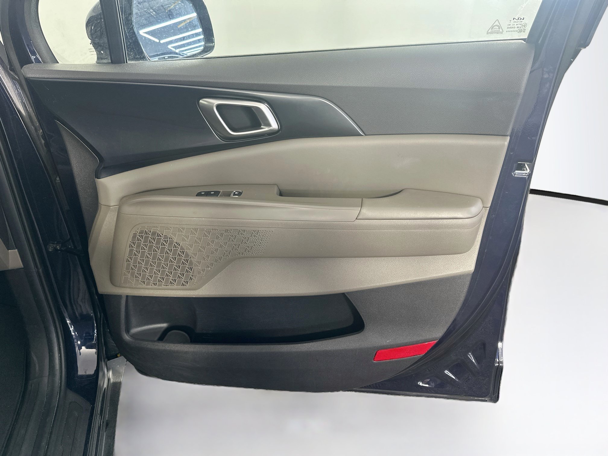 Used 2025 Kia Carnival FWD image 33
