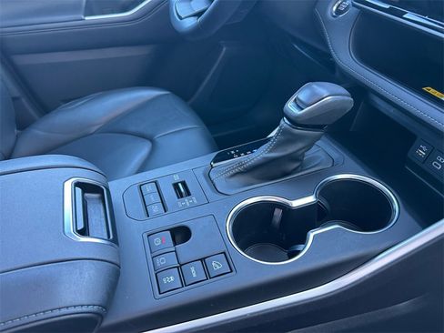 Used 2023 Toyota Highlander XLE image 29