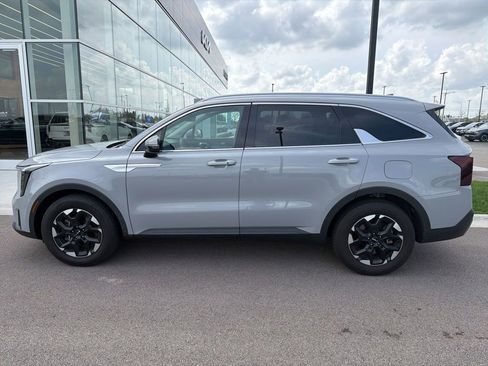 Used 2025 Kia Sorento S image 3