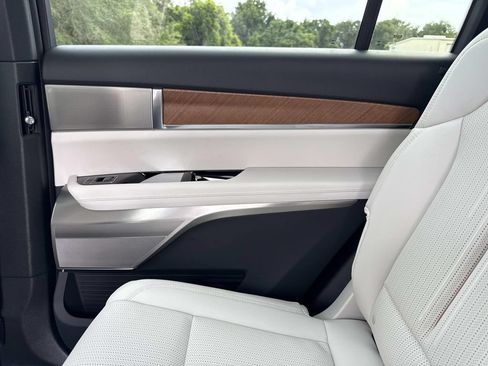 New 2027 Cadillac Vistiq Luxury w/ LPO, Floor Liner Package AWD/4WD image 15