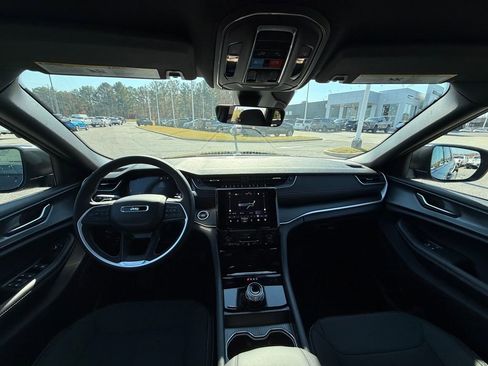 New 2025 Jeep Grand Cherokee Laredo image 12