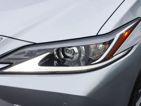 Certified 2025 Lexus ES 300h w/ Premium Package image 7